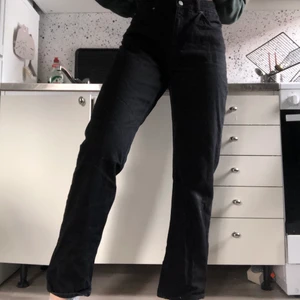 Weekday Jeans - Svarta weekday jeans i mycket bra skick. Jag är 177 och de är några centimeter för korta för mig. De är storlek 31/32 och sitter mittemellan en M och L