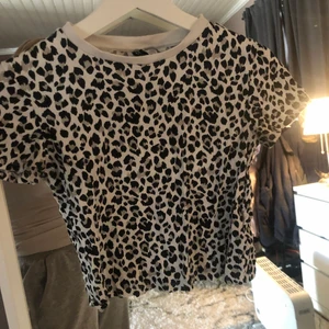 Leo t-shirt  - Fin T-shirt från HM i strl xxs, men passar på mig som har xs/s även 💜 fint skick 