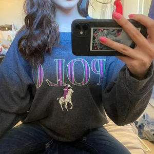 Vintage ralph lauren tröja  - En väldigt fin vintage ralph lauren tröja. En av mina absoluta favorittröjor men inte min stil nu längre tyvärr ❤️ vet inte riktigt storleken men då den är oversized så passar den absolut från Xs- Large 💓