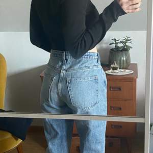 Snygga jeans men lite för stora för mig. Storlek 27/30 och i modellen Seattle. Fint skick!!!