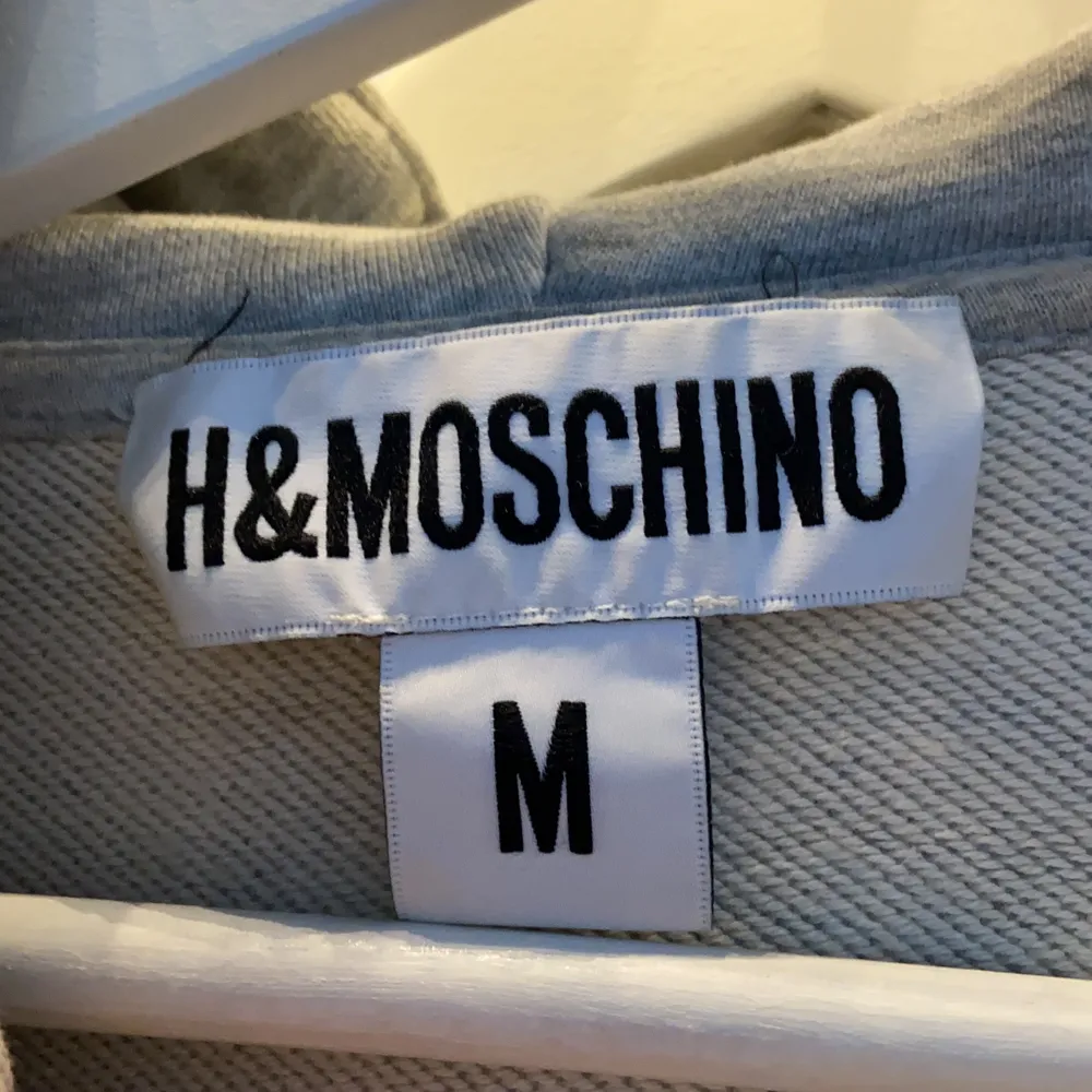Superfin tröja från hm och deras kollektion med moschino, knappt använd så som ny. Storlek medium men i unisex så alltså en liten M för man och en lite större M för kvinna.. Tröjor & Koftor.