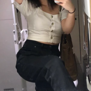 Blus - Blus från Bik Bok i storlek 36. Använts fåtal gånger. Säljer pga blivit för liten. Möts upp i Ljungby eller fraktar för 51 kr (endast spårbart)