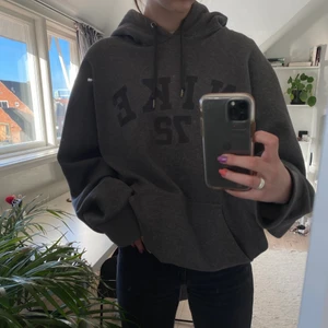 Vintage Nike hoodie - Säljer min gråa vintage Nike hoodie. Den är köpt på secondhand och har lite slitningar i armarna men annars i bra skick. Skriv vid fler frågor eller funderingar☺️ *köparen står för frakten*