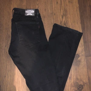 Lowrise bootcut jeans - Säljer dessa crocker jeans. De är lågmidjade och bootcut. Storlek 29/34 (strl 29 midjan & 34 i längden) sparsamt använda! 