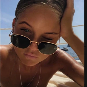 Ray-Ban Hexagonal - Säljer mina fina Ray Ban solglasögon som jag köpte i somras! Men har inte kommit så mycket till andväning! Har inga repor eller slitningar! Nypris runt 1500kr bror på vart man kollar! 