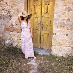 Långklänning, strl XS - Långklänning i världens finaste rosa tyg med blommor.🌸 100% polyester vilket gör tyget otroligt mjukt och skönt