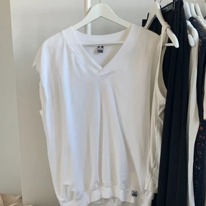 Väst - vit tjocktröja/väst köpt på humana 💕💕 super bra skick och oversized💖💖