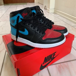 Jordan 1 HIGH  - Jordan 1 UNC To Chicago! Köpta mars 2020 men knappt använda, skicket är som nytt! Säljer då de är för stora för mig och det inte är min stil längre :( 