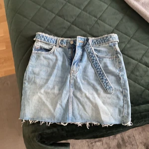 Kort jeanskjol  - Supersöt jeanskjol ifrån Zara i strl XS, använd 1 gång. Sitter jättefint på ( tajt i midjan lite lösare neråt) säljer pågrund av att den blivit liten. 