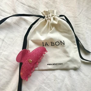 Iabon hair claw  - Jättefin hårklämma i rosa med glitter. Den är i väldigt bra skick och gjord med bra kavlite. Den har inte kommit till användning du jag har en dubblett💗✨ köparen står får frakten 