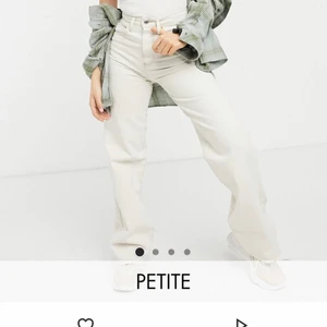 Vita vida jeans  - Jättefina och snygga vita vida jeans i petite. köpte och glömde bort att lämna tillbaka de så jag säljer de här istället. Dom är helt oanvända, ord pris 259kr från ASOS. Säljer pga de inte passade♥️ (120 inkl frakt)