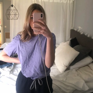 Pastellila t-shirt  - Lila tröja med ”puffärmar”. Väldigt fin färg och mycket skönt material. Säljer då jag aldrig använder den. Tröjan är aldrig använd. Frakt- 60 kr
