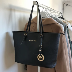 Michael Kors väska - Michael Kors väska i fint skick. Varan är inte äkta men en finare kopia ✨ 