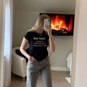 Rolig T-shirt  - Detta mjuka plagg har vanlig text men det feta står spegelvänt, så irl ser man inte vad det står högst upp men i en spegel gör man det. Resten av texten är vanlig