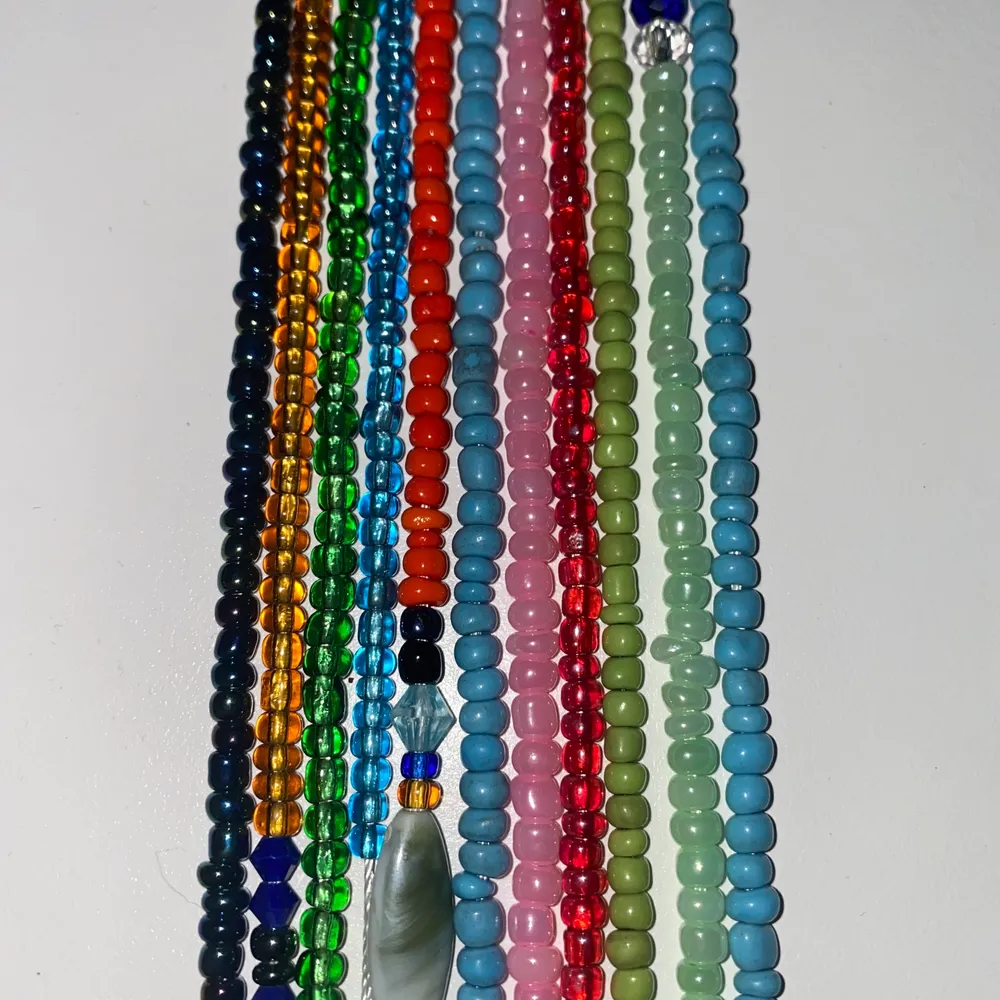 Trendiga waist beads som passar perfekt till sommaren. I många afrikanska kulturen används dessa som en accessoar eller för att hålla koll på midjemått.                         DESSA BAND ÄR BESTÄLLNINGS GJORDA EFTER ÖNSKADE MÅTT :) ( färgerna går från vänster 1-11). Accessoarer.