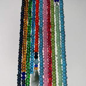 Trendiga waist beads som passar perfekt till sommaren. I många afrikanska kulturen används dessa som en accessoar eller för att hålla koll på midjemått.                         DESSA BAND ÄR BESTÄLLNINGS GJORDA EFTER ÖNSKADE MÅTT :) ( färgerna går från vänster 1-11)