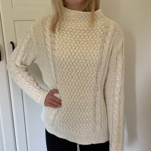 Kappahl Vit Stickad Tröja - Vit stickad tröja ifrån Kappahl. Den är mer åt det cremevita hållet och halsen är riktigt snygg! Väldigt sparsamt använd💕