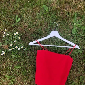 Linne med tunna band - Säljes pga flytt, finns i 2 färger. 40 kr/styck