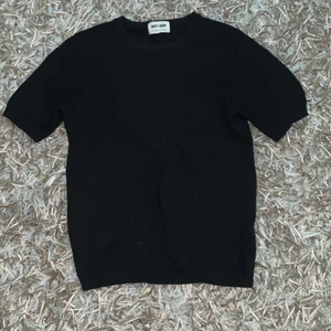 Soft gott tröja  - Säljer min så fina svarta Kashmir tröja från soft goat. Den köptes för ungefär ett år sedan i Stockholm för 1295kr och den är använd. Den är ganska nopprig. Den är i storlek S och jag säljer för 500kr. Buda i kommentarerna och skriv privat om ni har frågor❤️❤️