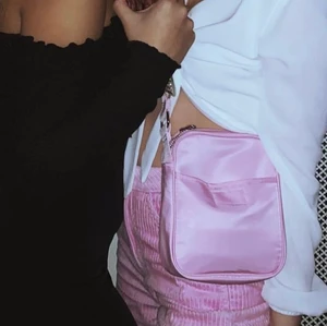 Väska från Weekday - Använd 2 gånger! Så gott som ny