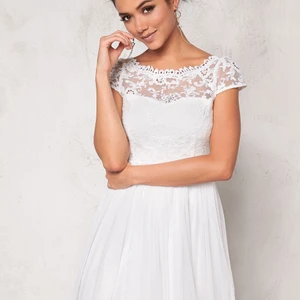 Vit klänning  - Endast använd en gång på skolavslutning. Storlek S, beställd men från Märket Vila, skriv ett pris 🤍