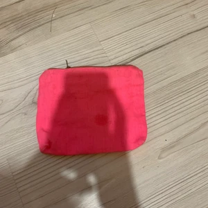 Nessär  - En rosa nessesär gullig och fin älskar har två av den så ville dela med mig om jag har fler av om dom är fina  och dom är jätte bra att ha om du ska resa 