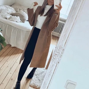 Kamelfärgad kappa H&M strl 34 - En knälång rak kappa med dolda knappar. I princip oanvänd och som ny då den inte kommit till användning🌟  nypris 500kr. Mitt pris 350kr eller högst bjudande 🛍 