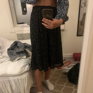 Prickig kjol strl xs från hm - Säljer denna fina kjolen från hm i strl xs! Super fin och passar till ALLT! Från hm😁💘