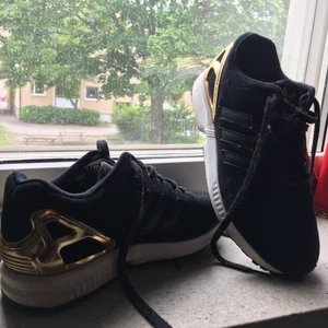 Adidas skor - Adidas skor, i storlek 38. Använda ett par gånger men absolut inget fel på dem! 