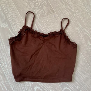 Brun topp  - Superfin y2k brun spetstopp från Shein som ej kommer till användning. Gratis frakt!