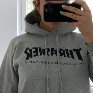 Grå Thrasher Hoodie - Grå thrasher hoodie med svart text i bra skick i storlek S⚡️. 