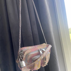 Nunoo väska - Säljer min as snygga nunno väska nytt skick , köpt för 1400 o har budgivning men det går o köpa direkt för 700kr , den ser liten ut men man får plats med rätt mycket saker❤️köparen står för frakt jag kan mötas i Stockholm ❤️