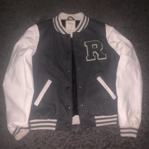 Collagejacka  - Snygg collagejacka. Storlek L men passar även M. Snygg jacka som passar vid alla årstider 