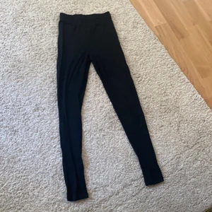 Shein byxor storlek s 💕 - Säljer dessa svarta byxor med slits för att de it kommer till användning❤️ Knappt använda så de är i väldigt fint skick💕 De är ribbade💕