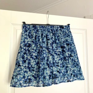 Blommig blå kjol - En fin blommig blå kjol, perfekt längd för en härlig sommarkjol!! 💙💙 Ett tylllager under som ger den lite mer ”flow”. Storlek M, men passar även en S. Finns i Jönköping men kan skickas mot frakt!