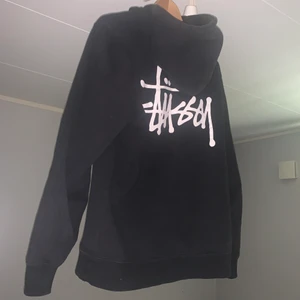 stüssy  - stüssy hoddie. cond 9 ser helt ny ut i storlek S