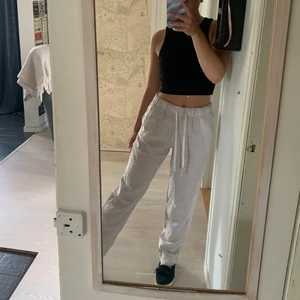 Linnebyxor  - !!KÖP DIREKT FÖR 500kr!!                                                            Budgvingingen avslutas på måndag 20:00!!!                           Såå snygga slutsålda linnebyxor från hm i storlek S! säljer för att jag råkade köpa två par och jag säljer de som är helt oöppnade. Köparen betalar frakt. Man får buda i kommentarerna eller privat å man måste öka med 10kr från förra budet. Säljer endast vid bra bud💕💕                                                                                                       Högsta bud: 450kr