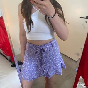 Säljer denna lila kjol endast använd 2 gånger och är därmed i   nyskick. Det finns inbyggda shorts men inget som man ser! Kan även tänk mig att byta med någon som har storlek S eller XS! Från zara. ( den är skrynklig på bilden då jag inte orkade stryka den innan jag tog bilderna ) 