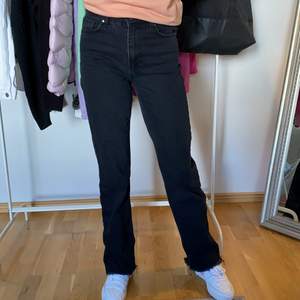 Ett par sparsamt använda jeans, inga defekter. Så här ser de ut på mig som är 172 lång! Original pris: 499kr