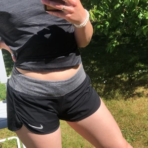 Nike träningsshorts - Träningsshorts från Nike i bra skick! Frakt tillkommer 💚