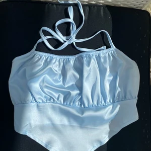 Blå topp - Helt sjukt fin blå topp från SHEIN sol tyvärr är för liten för mig. Nyskick!