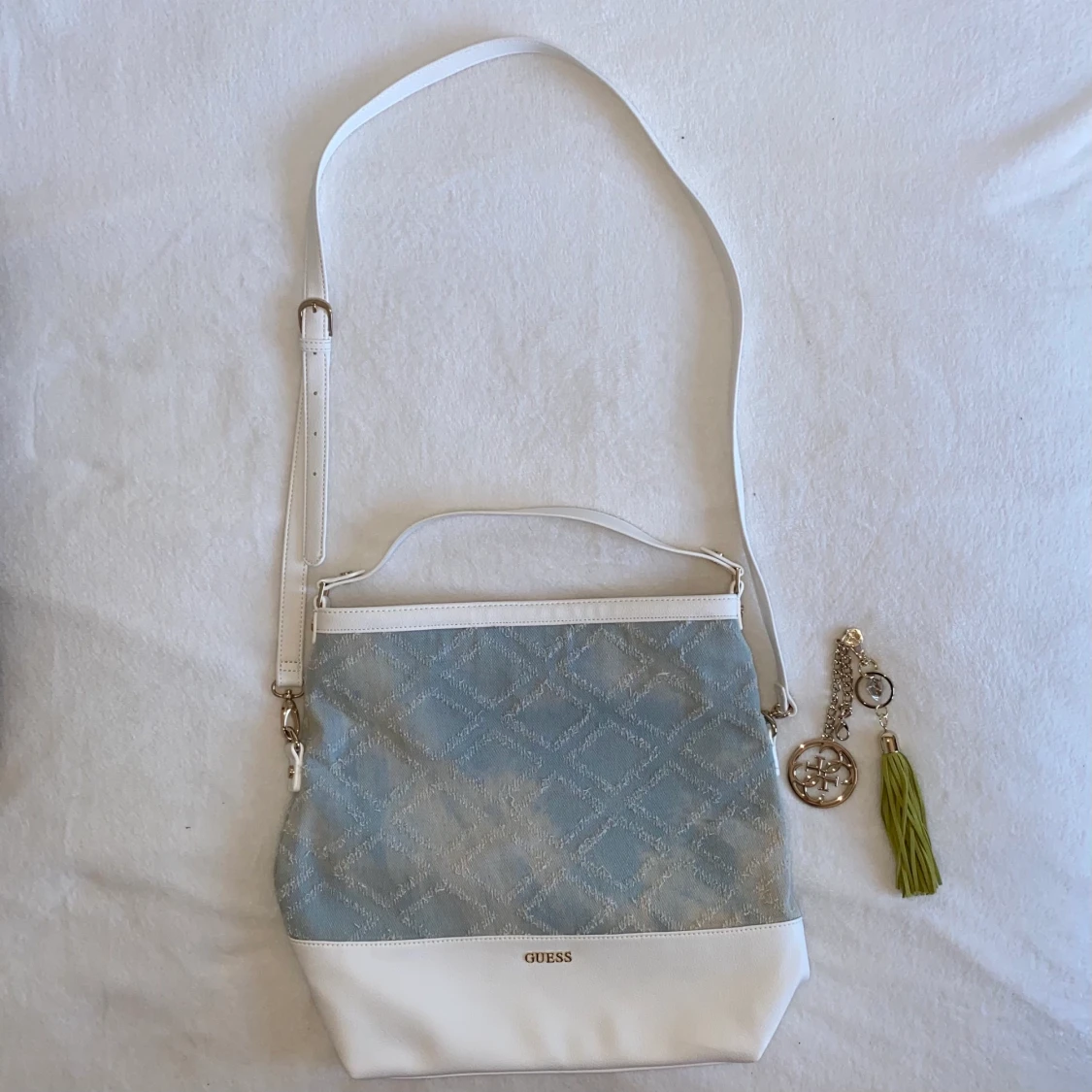 Guess handväska 🤍💙 - 91