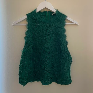 Topp från Zara - En mörkgrön topp från Zara.