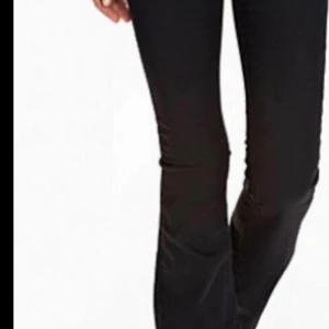 Svarta jeans  - Svart jeans helt nya, dom är i Stl m men kan passa s. Dom är vida vid benet. För mer info kan ni bara skicka.😊