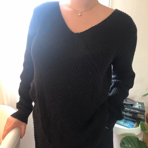 Omlott tröja - Svart stickat tröja som går omlott över bröstet och magen. Från märket Miss Milla i storlek M. Använd ett fåtal gånger