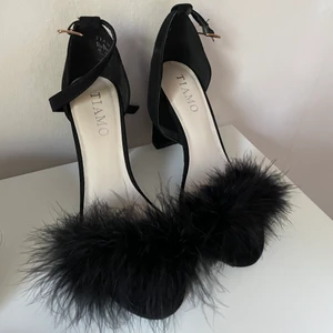 Klackskor Tiamo - Säljer dessa fina och bekväma klackskor från Tiamo med päls. Endast använda 2 gånger. Nypris 700kr 🖤Kan mötas i Sthlm annars står köparen för frakt 💘