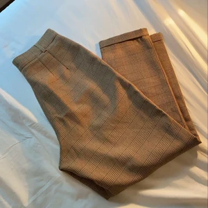 Rutiga kostymbyxor  - Mina favorit kostymbyxor har tyvärr blivit för korta för mig😭 de är så så fina och i jättefin kvalitet. Tror de skulle passa alla mellan 150-170 bra🌸