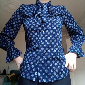 Blå mönstrad knutblus från Indiska. FRI FRAKT! - Fin blå mönstrad skjorta med knutning från Indiska. Fint skick. Storlek 40. Alltid fri frakt!