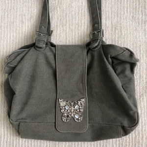 Y2k väska - Superfin väska! Riktigt y2k😍 (Säljer också en jättefin röd sommarklänning i min profil som jag gärna vill bli av med, kolla in!)