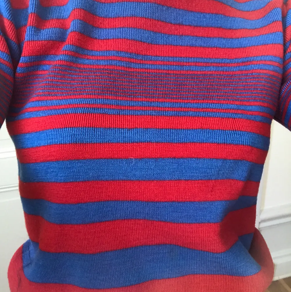 70-tals tröja med röda och blå ränder, superfint skick! Lappen saknas men skulle påstå att det är en XS . Stickat.
